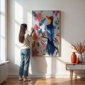 Tropischer Vogel Wand Kunst Druck - Botanisches Poster mit Blauem Papagei und rosa Blumen für eine lebendige Dschungel inspirierte Natur Wohnkultur