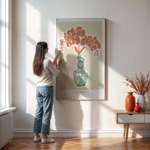 Arte mural floral coral con jarrón verde abstracto, estampado botánico minimalista moderno para cocina, oficina o decoración contemporánea del hogar.