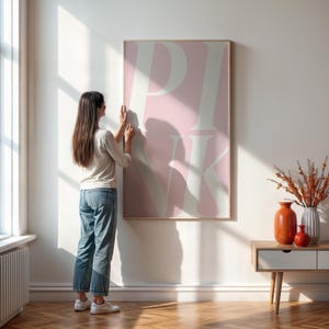 Impressão de parede com tipografia minimalista rosa, pôster de letras moderno para quarto ou escritório, decoração estética com texto em negrito, com ou sem moldura