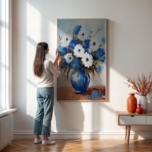 Impresión de arte mural floral azul, elegante póster de ramo de flores azules en blanco, cuadro de jarrón impresionista para decoración del hogar o la oficina.