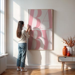 Minimal Baby Wand Kunst Druck in sanften rosa Typografie, modernes Kinderzimmer Zimmer Dekor für Mädchen oder Jungen, skandinavischen Stil Poster, gerahmt oder ungerahmt