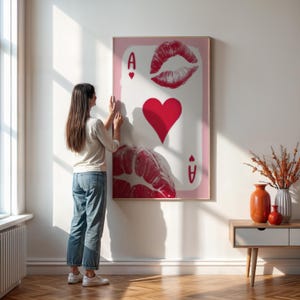 Liefdeskaart muurkunst print met rode lippen, harten aas Valentijn poster, gedurfde pop-artstijl voor slaapkamer of cadeau voor haar, ingelijst of ingelijst