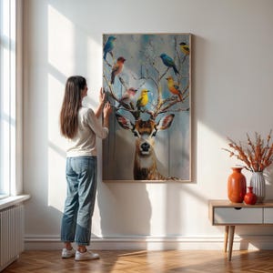 Impresión artística de pared con ciervos y pájaros coloridos, póster de animales caprichosos para amantes de la naturaleza, guarderías de bosque o decoración del hogar boho - Con o sin marco