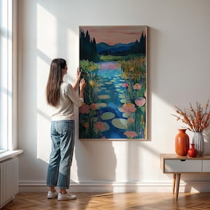 Serene Water Lake Art Print - Gerahmte ruhige Waldteich-Wandkunst mit floralen Reflexen für von der Natur inspirierte Räume und friedliche Wohnkultur