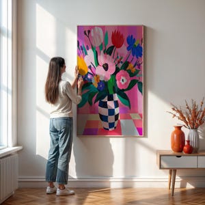 Póster de arreglo floral pictórico moderno, ramo floral colorido, póster de decoración alegre para el hogar, impresión artística de flores brillantes en jarrón a cuadros