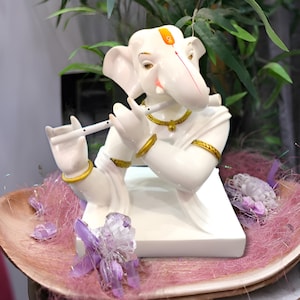 Statua di Ganesha con finitura in marmo bianco: idolo divino che suona il flauto