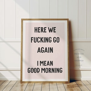 Here We Fucking Go Again Wydruk | Wydruk ścienny | Zabawny wystrój | Wystrój domu | Plakat | Różowy i biały | Bez ramki