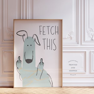 Könnte beinhalten: Ein hellblauer Cartoon-Hund mit schwarzen Augen und einer schwarzen Nase zeigt mit beiden Händen den Mittelfinger. Der Hund befindet sich auf einem weißen Hintergrund mit dem Text "FETCH THIS" in Schwarz.