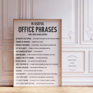 Pode incluir: Um cartaz imprimível preto e branco com o título "15 Frases de Escritório Úteis (E Suas Traduções)". O cartaz lista frases comuns de escritório e suas traduções mais diretas, como "Conforme meu último e-mail" traduzido como "Já discutimos isso. Leia seu e-mail corretamente."