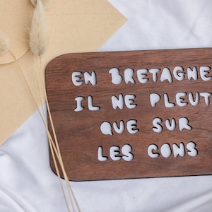 Carte en bois - En Bretagne il ne pleut que sur les cons