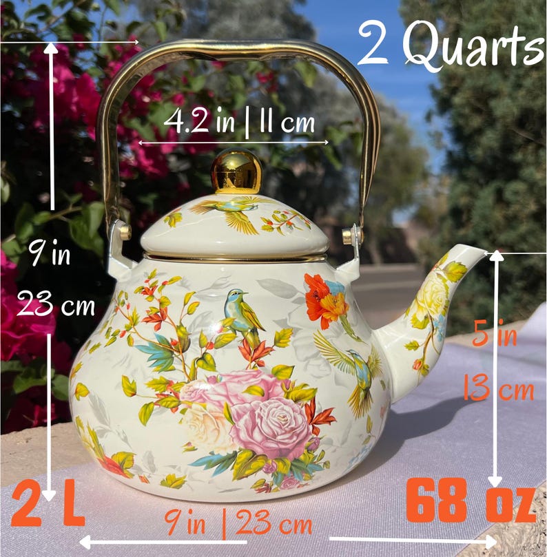 Pu&ograve; includere: Teiera color crema con un design floreale e di uccelli. La teiera &egrave; alta 23 cm e larga 23 cm, con un diametro di 11 cm. Contiene 2 litri (68 oz). Il manico e il pomello del coperchio sono dorati.