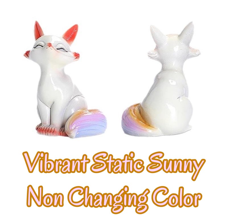 Puede incluir: Dos vistas de una figura de zorro blanco con los ojos cerrados, puntas de las orejas naranjas y una cola multicolor con tonos pastel de azul, morado y naranja. Debajo de las figuras, el texto dice: Vibrant Static Sunny Non Changing Color.