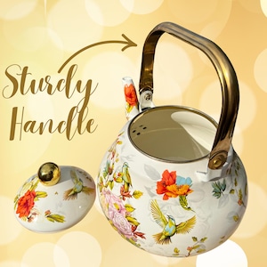 Pu&ograve; includere: Teiera in smalto bianco con un design floreale e di uccelli, con fiori rossi, gialli e rosa. La teiera ha un manico color oro e un coperchio abbinato con un pomello dorato. Il testo "Sturdy Handle" &egrave; visibile.