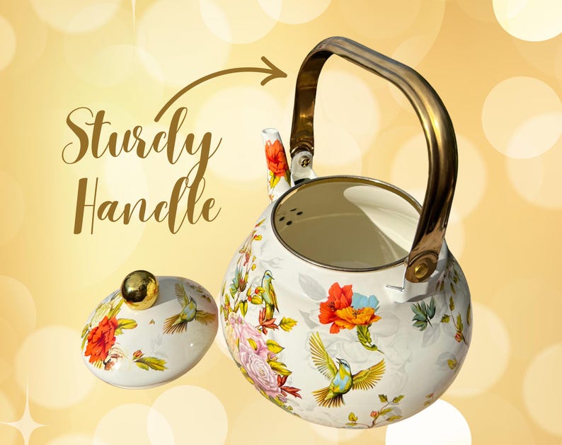 Pu&ograve; includere: Teiera in smalto bianco con un design floreale e di uccelli, con fiori rossi, gialli e rosa. La teiera ha un manico color oro e un coperchio abbinato con un pomello dorato. Il testo "Sturdy Handle" &egrave; visibile.