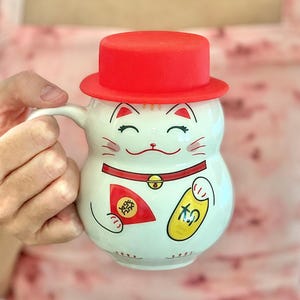 Lucky Cat Mug with Lid: Japanese Maneki Neko Ceramic Coffee Cup, Good Fortune Gift