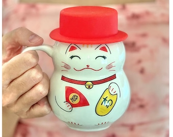 Lucky Cat Mug with Lid, Japanese Maneki Neko Ceramic Coffee Cup, Kawaii Graduation Gift, New Job Present for Feng Shui Fortune & Prosperity