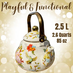 Pu&ograve; includere: Una teiera in smalto bianco con manico e coperchio dorati. La teiera &egrave; decorata con colorati disegni floreali e di uccelli. Contiene 2,5 L. Il testo "Playful & Functional" &egrave; in alto.