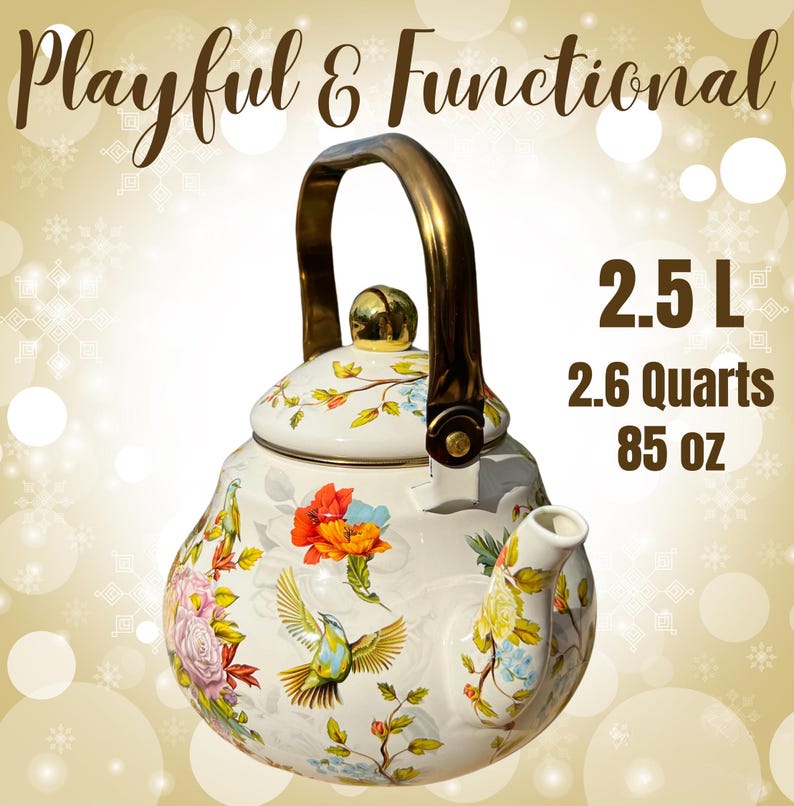 Pu&ograve; includere: Una teiera in smalto bianco con manico e coperchio dorati. La teiera &egrave; decorata con colorati disegni floreali e di uccelli. Contiene 2,5 L. Il testo "Playful & Functional" &egrave; in alto.