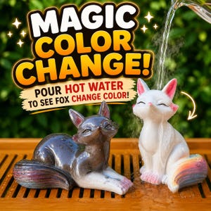 Puede incluir: Dos figuras de zorro, una gris oscuro y otra blanca con una cola de colores del arco&iacute;ris. El texto dice: MAGIC COLOR CHANGE! POUR HOT WATER TO SEE FOX CHANGE COLOR! Se vierte agua caliente sobre el zorro blanco con puntas de orejas rosas.
