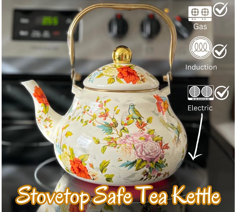 Pu&ograve; includere: Teiera da piano cottura color crema con un design floreale con fiori rossi, rosa e gialli e foglie verdi. La teiera ha un manico e un pomello dorati. Il testo sull'immagine recita "Stovetop Safe Tea Kettle".