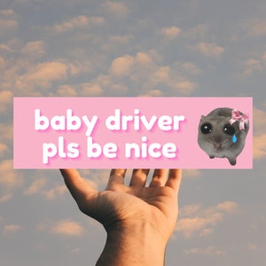 Smutny płaczący chomik mem „Baby Driver proszę bądź miły” naklejka na zderzak - zabawny magnes na samochód ze zwierzętami dla nowych kierowców - słodki i zabawny prezent dla niej