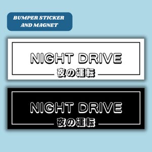 Puede incluir: Dos pegatinas para parachoques con el texto "NIGHT DRIVE" en letras blancas delineadas y el texto japonés "夜の運転" en letras negras delineadas. La pegatina superior es blanca con un borde negro y la pegatina inferior es negra con un borde blanco.