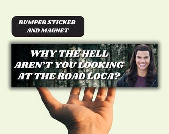 Peut inclure: Un autocollant de pare-chocs et un aimant avec un fond noir et du texte blanc qui dit "WHY THE HELL AREN'T YOU LOOKING AT THE ROAD LOCA?" L'autocollant présente une photo d'un homme aux longs cheveux bruns souriant. L'arrière-plan de la photo est une forêt.