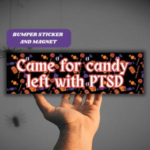 Könnte beinhalten: Ein schwarzer Stoßfängeraufkleber mit weißem Hintergrund und dem Text "Came for candy left with PTSD" in Rot. Der Aufkleber ist mit einem Muster aus bunten Süßigkeiten verziert.