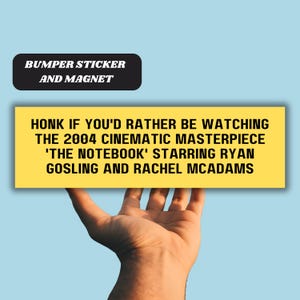 Peut inclure: Autocollant et aimant jaune avec l'inscription "Honk si vous préférez regarder le chef-d'œuvre cinématographique de 2004 'The Notebook' avec Ryan Gosling et Rachel McAdams."