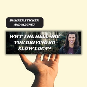 Puede incluir: Una pegatina para parachoques en blanco y negro con el texto "Why the hell are you driving so slow loca?" y una foto de un hombre con el pelo largo y castaño. La pegatina se sostiene en una mano.
