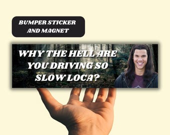 Peut inclure: Un autocollant de pare-chocs noir et blanc avec le texte "Why the hell are you driving so slow loca?" et une photo d'un homme aux cheveux longs bruns. L'autocollant est tenu dans une main.