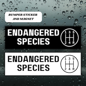 Könnte beinhalten: Zwei schwarz-weiße Stoßfängeraufkleber mit dem Text "Endangered Species" und einer Grafik eines Schaltmusters für ein Auto. Der Text "Bumper Sticker and Magnet" ist auf einem weißen Rechteck oben im Bild gedruckt.