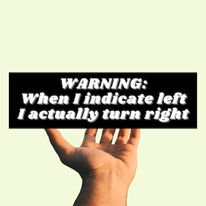 Waarschuwing: als ik links aanduid, sla ik eigenlijk rechtsaf | Funny Joke Silly bumpersticker en -magneet | Perfect grapcadeau, cool autostickervinyl