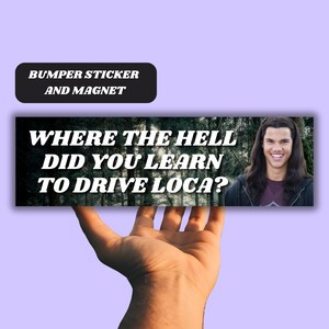 Puede incluir: Una pegatina para parachoques y un imán con un fondo de bosque y un hombre con el pelo largo y castaño sonriendo. El texto de la pegatina dice "Where the hell did you learn to drive loca?"