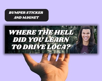 Peut inclure: Un autocollant de pare-chocs et un aimant avec un fond de forêt et un homme aux cheveux longs bruns souriant. Le texte sur l'autocollant est "Where the hell did you learn to drive loca?"