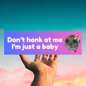 Nie trąb na mnie, jestem tylko dzieckiem | Naklejka na zderzak samochodu magnes | Zabawny mem Tiktok genz naklejka | Smutny płaczący chomik | Prezent dla nowego kierowcy dla niej