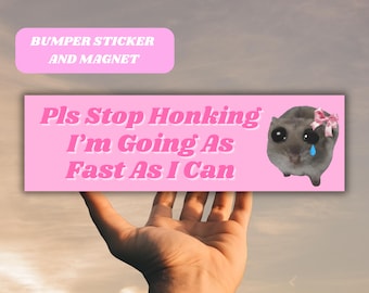 Trauriger Hamster Meme Lustiger Autoaufkleber Magnet Pls Stop Honking Tiktok Gen Z Autoaufkleber Süßes rosa Autozubehör langsames Mädchen schlechte neuer Fahrer Geschenk