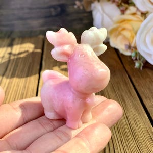 Figura de reno de ópalo rosa natural de 2,8", esculturas de Rudolph de cuarzo de cristal talladas a mano, decoración de escritorio, regalos de cristales curativos.