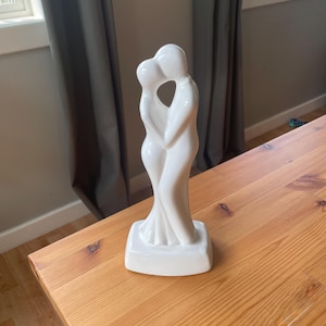 Elegant White Ceramic Abstract Couple Sculpture – 11.5” Tall Retro Chic Modern Minimalist Decor - Vintage Ceramic Couple Embracing