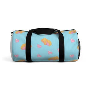 Pixel gegrillter Käse und Herzmuster Seesack | Pastell blau, rosa Herzen