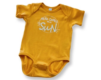 Here Comes The Sun Bodysuit T-Shirt, Expecting Mom Gift, First Time Mom Gift, Baby Girl Bodysuit, Funny Baby Clothes
