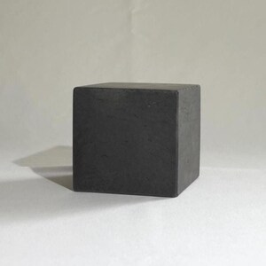 Betonwürfel Skulptur – Moderne geometrische Dekoration - Beschwerer image 5