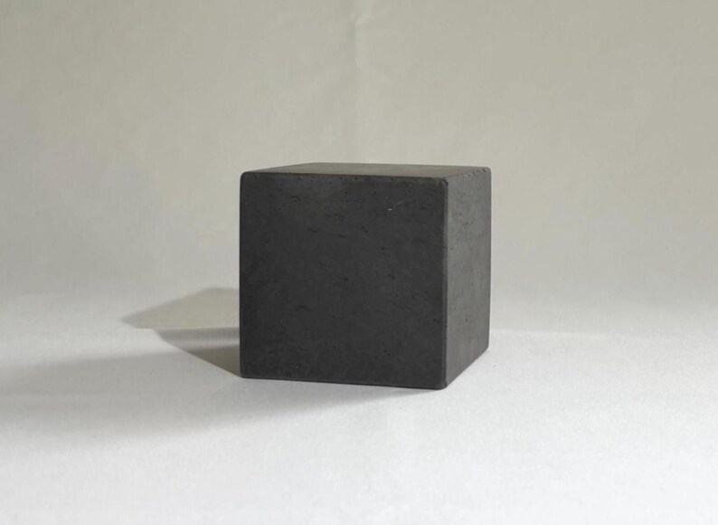 Betonwürfel Skulptur – Moderne geometrische Dekoration - Beschwerer image 5