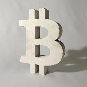 Beton Bitcoin Skulptur - Moderne Dekoration image 2