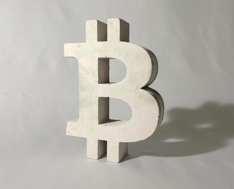Beton Bitcoin Skulptur - Moderne Dekoration image 2