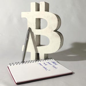 Beton Bitcoin Skulptur - Moderne Dekoration image 6