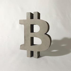 Beton Bitcoin Skulptur - Moderne Dekoration image 3