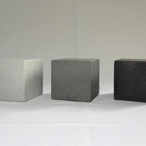 Betonwürfel Skulptur – Moderne geometrische Dekoration - Beschwerer image 2