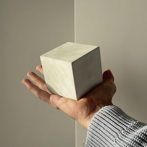 Betonwürfel Skulptur – Moderne geometrische Dekoration - Beschwerer image 1