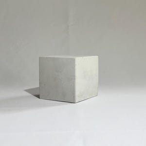 Betonwürfel Skulptur – Moderne geometrische Dekoration - Beschwerer image 3